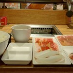 焼肉ライク - ４種盛りランチセット 200g (税込)990円 ※角度を変えて (2023.07.25)