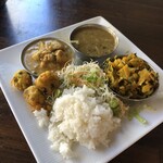 DELHI Dining - ランチブュッフェ　左からチキン、もやしと豆、キャベツのサブジ