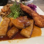 よこぼり食堂 - 手前がトンテキ、チキンカツにきんぴらごぼうなど