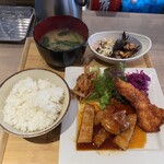 よこぼり食堂 - 肉定食はトンテキ、それ以外にもたくさんのおかずがありました