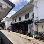 Kotegawa Shouten - 通り向かいの写真手前側は麦焼酎の小手川酒造さんです。