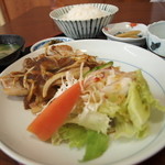 清美食堂 - ロースステーキ定食：すった玉ねぎと茄子などの野菜をワインで煮たソースをかけた、ひと手間かかった定食らしい。