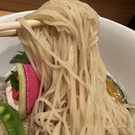 銀座 篝 - 麺は細麵で冷たいスープに合う感じのもっちりしたタイプです。