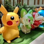 ロイヤルホスト - お店（オープンテラス側の席）近くに、ポケモンのモニュメントが飾られていました…