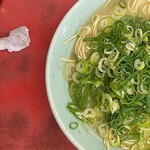 Ichiraku Ramen - ラーメン大盛り650円（ねぎ多め）　左