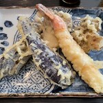 讃岐饂飩 恩家 - 天ぷら、海老、茄子、舞茸