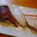 お肉にするか お魚にするか かのう - 令和5年7月 ランチタイム
            お寿司6貫盛り 700円
            小鉢2種、漬けもの、みそ汁、アイスコーヒー付