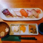 お肉にするか お魚にするか かのう - 令和5年7月 ランチタイム
            お寿司6貫盛り 700円
            小鉢2種、漬けもの、みそ汁、アイスコーヒー付