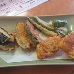 あぐ楽食愛歌夢館 - 天ぷら 左からなす カボチャ いんげん オクラ カレイ 夏野菜嬉しいですねぇ ここはいつも旬のモノを食べさせてくれます