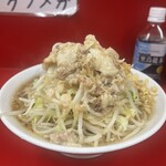 ラーメン二郎 - 小ラーメン各種コール。大宮公園は小で茹で前250gと他店より控えめ。だけれども、無料トッピングに生姜があるのと、スープをゴクゴク飲めちゃうから、満腹感はかなり得られる。