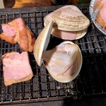 Akatsu Suisan - 蛤がパカっと開いたら海水を捨ててひっくり返して裏面を焼きます