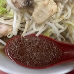 ラーメン二郎 - キラッキラの非乳化スープ。撹拌すると微乳化になるので、まずはこの状態で飲みたいところ。