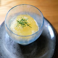 Point - 桃のコンポートとハーブのジュレ。サクサクのクランブルと。