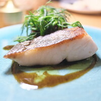 Point - マナガツオのポワレに焼きナス、おかひじき、シェリービネガーのソース。