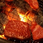 浦江亭 - お肉を焼く