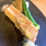 御料理 貴船 - 金目鯛酒粕のデュラムセモリナ粉揚げ、賀茂茄子、オクラ素揚げ、玉葱酢漬けと岩塩を添えて・セモリナ粉を纏った金目鯛はカリッと中はふっくら火入れされ、素材の旨味を最大限に引き出す。賀茂茄子も美味。