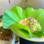 御料理 貴船 - 盛り込み・鮮やかな蓮の葉との色彩感覚にシェフの素晴らしいセンスを感じますね。