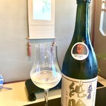 御料理 貴船 - 料理長自ら、幻の天狗舞　純吟のオススメ・特A地区産山田錦を35%精米した純米大吟醸。爽やかな旨味と麹の香りと辛味が絶妙。グラスも香りを愉しむアイテム。
