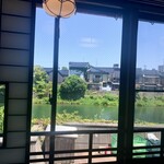 御料理 貴船 - 浅野川のせせらぎと煌めきを眺めながらの食事は最高