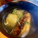 御料理 貴船 - 焼き鮎と翡翠茄子のお椀・焼き目を程よく入れた鮎は身がギュッと締まって、上品な出汁とのバランスが素晴らしい。翡翠茄子の爽やかな甘さと木の芽がアクセント