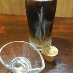 キッチン ブルー グローブ - ミルクを入れます