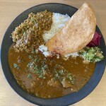 SiViLESUS - Wカレー（スパイスキーマ&チキンの煮込みカレー）¥1,000