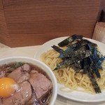 らぁめん ほりうち 新宿本店 - チャーシューざる生卵トッピング　麺少なめでこのボリュームｗ