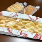 パン工房 藤 - ロングアップルパイ¥1990                                                  スイートポテト2個入り¥200 クリームチーズ¥220