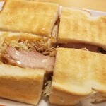 Komeda Kohi Ten - ホットサンド網焼きチキンサンド。チキンが分厚いのにとても柔らかく、マスタードソースがとても良く合っている。コメダで一番好きなメニュー♪