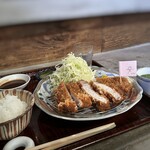 Daidokoro Youha Tonkatsu Youha - ボリューム的には150ｇで十分ですが、お肉の厚みがあった方が美味しいかもと200ｇを。欲張ってみました。(^◇^;) ◆「厚切りローストンカツ200g(1,900円：税込：カード可）」