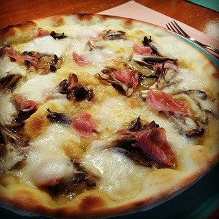 h Pasta - 生ハムと舞茸とモッツァレラチーズのピッツァ ¥1500