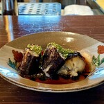 たでの葉 - 静岡県浜名湖 養鰻 炭火焼き
      丸々と肥えたうなぎをぶつ切りにして焼くのが小鶴さん流。
      直焼きで皮はパリパリっと、それでいて身はふっくらと、タレの味付けがまた良いですね、山椒の香りと共に頬張りました！