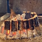 たでの葉 - 静岡県浜名湖 養鰻 炭火焼き
      丸々と肥えたうなぎをぶつ切りにして焼くのが小鶴さん流。
      直焼きで皮はパリパリっと、それでいて身はふっくらと焼き上がります。
      炭火の遠赤外線による火の入りならではです！