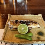 たでの葉 - 熊本県川辺川 天然鮎 炭火焼き（頭骨は取り除いてます）
      高原川よりも大きな鮎は、それ程時間をかけず焼き頭と骨を除いています。
      最初の鮎よりも短時間で焼く事でより身がふっくらとしてます！
      こりゃ堪らん♪