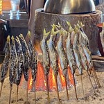 たでの葉 - 岐阜県高原川天然鮎 炭火焼き
      焼き始めから約40分、ようやく頭からガブリと食べられる頃合いとなりました♪