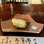 たでの葉 - 賀茂茄子 炭火焼き
      立ち上る湯気見えますかね？
      丸のまま火鉢の中で転がして焼いた賀茂茄子、めちゃくちゃ熱いです！
      約40分焼いてます。
      皮は焦げてますからいただくのは中身だけ、トロントロンで美味しい♪