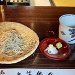 たでの葉 - 〆の小鶴さん手打ち蕎麦
      炊き込みご飯の後でもペロリといただけちゃうのがこのお蕎麦です♪