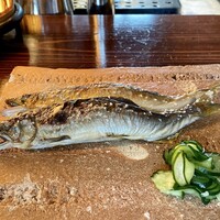 たでの葉 - 高原川天然鮎二尾 炭火焼き 胡瓜塩揉み 蓼酢
                      小鶴さんに20cm位ですかと尋ねましたら、実際にコンベックスで計測してくれました（笑）
                      約18cmに成長した鮎は内臓の苦味が次第に甘みへ変化、実に旨い！