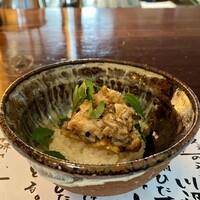 たでの葉 - 天然鮎の飯蒸し
                    鮎の卵も入る飯蒸し、空き腹に優しいさっぱりとしたタレ味が付いた飯蒸し良いですね♪
                    餅米がもっちりとして美味しい！
                    木の芽の香りが爽やかです。