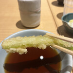 天ぷら 天喜代 - 牡丹２８６０円。アスパラ。丸ごと一本が提供されます。食べやすく半分に切ってありますが、みずみずしくて、風味も良く、とーっても美味しくいただきました（╹◡╹）（╹◡╹）