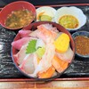 玄海旬魚 居酒屋 こじま - 海鮮丼。お味噌汁、お漬物、小鉢が付いています。