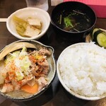 家庭料理居酒屋 よってって - ♪もつ煮定食¥800