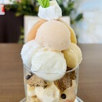 ファヴォリ - 桃パフェ　アイス盛りだくさん