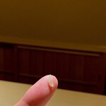 くるますし - またやっちまったぜ。 なぜか、ここに来るたびに、米１粒の写真を撮ってします。 僕はここのシャリが大好きなんですよ。