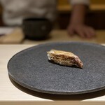 くるますし - イサキ。 実は、イサキ独特のシーンとした香りがちょっと苦手。 だったんですが、この炙ったイサキは、その苦手な香りを素晴らしい香りに化学変化させています。 これはまいった。 こういうやり方があるんですね、、まだまだ、未知の驚きが隠されてる。