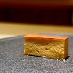 くるますし - アナゴ。 江戸前では、マグロと並んで人気があるのがこれですよね。 ただ、この店では、この美味しい握りが霞んでしまうほどに、瀬戸内の美味い魚が、江戸前にはない火入れと調理で供されるので可哀想です。 でも、すごく旨いんですよ。