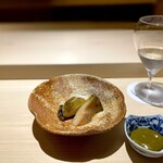 くるますし - アワビ。 いつもこの店のこの料理で書いてますが、 材料はあわび。 調味料はおろか、水すら足さない。 数時間の低温調理のたまものです。 肝ソースも鮨屋では見慣れたものですが、ここのはちょっと違う。 各店の違いを楽しむのも鮨旅の醍醐味です。