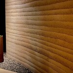 くるますし - 店内の設え。 玄関からカウンターまで、こんな設えの中、進みます。 水の一滴が落ちるのを狙って撮ろうとしたんだけど、、他のお客様の邪魔になるんで。