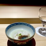 くるますし - アコウ。 全国的には、キジハタですかね。 しっかりとした身質で旨味があふれる高級魚ですね。 いつも出される「骨汁」は、今回、こうして椀として供されました。 魚の滋味あふれる汁の中に、最高の状態に仕立てられた焼きアコウ。 わずかな柑橘の香りが素晴らしいインパクトを与えて、肉にかぶりつくワンコのように、本能でいただきました。 素晴らしい。