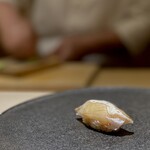 くるますし - マゴガレイ。 わりとフレッシュに近い状態。 鮨屋では２，３日寝かせたヒラメが多い中、プリっとした食感をあえて残しているんでしょうね。 そういや、カレイの握り、めずらしいですね。